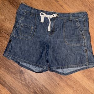 Tommy Hilfer light denim shorts. Lengths can be adjusted with button flap. S-14